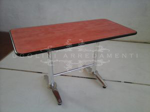 Tavolo con base metallo e piano laminato