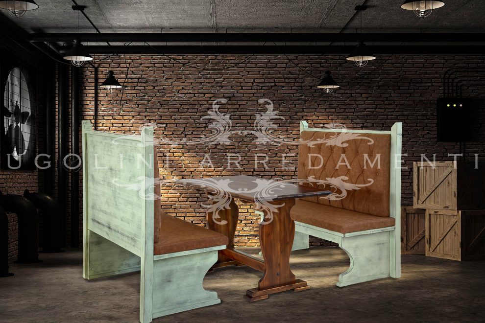Set tavolo e panche realizzate in legno di pino massello. laccate verde con effetto invecchiato, la seduta imbottita e rivestita in ecopelle, lo schienale imbottito con lavorazione a bottoni, mentre il tavolo in pino massello è tinto noce scuro con effetto invecchiato.
