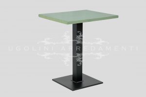 Tavolo con base in ferro naturale in stile industriale e piano in legno di pino