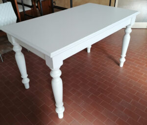 Tavolo rettangolare in legno laccato e gambe tornite